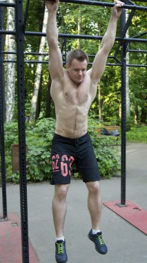 Adam ve yatay çubuk