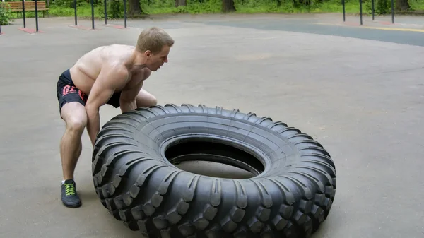 Mannen är utbildning med stora däck — Stockfoto