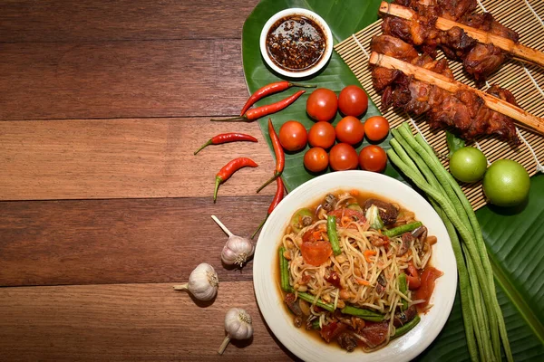 绿色木瓜色拉 Som Tam Thai 烤鸡肉面的木瓜色拉 美味的泰国菜 空中景色 — 图库照片