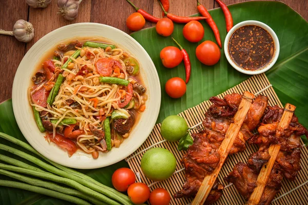 Green Papaya Salad Som Tam Thai Papaya Salad Grilled Chicken — Stock Photo, Image