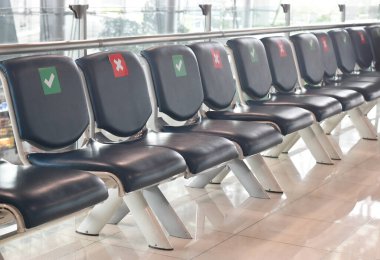 Kapanış saatinden sonra havaalanında sandalye ve atmosfer