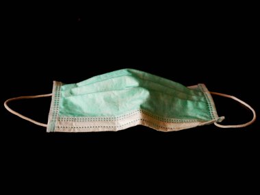 Yerde cerrahi maske kullanılmış. Çöpe atılmış maske konsepti Corona virüsü, covid-19.