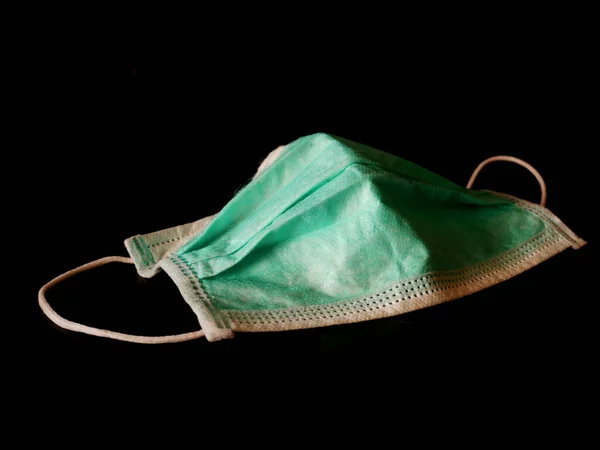 Yerde cerrahi maske kullanılmış. Çöpe atılmış maske konsepti Corona virüsü, covid-19.