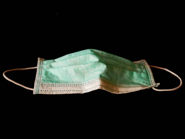 Yerde cerrahi maske kullanılmış. Çöpe atılmış maske konsepti Corona virüsü, covid-19.