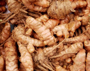 Çin 'deki taze pazarda taze organik zencefil.