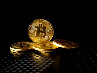Siyah arkaplanda seçici odaklı altın bitcoin 'i kapat