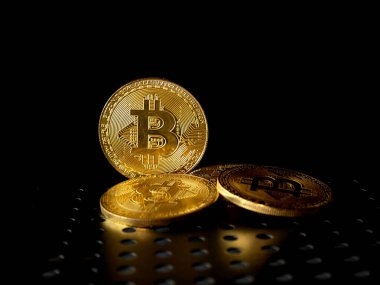 Siyah arkaplanda seçici odaklı altın bitcoin 'i kapat