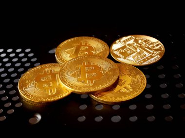 Siyah arkaplanda seçici odaklı altın bitcoin 'i kapat