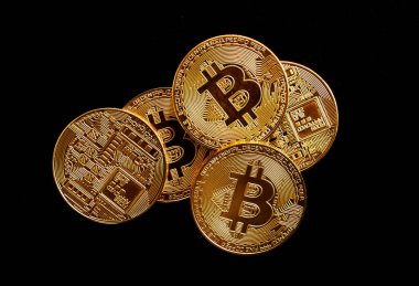 Siyah arkaplanda seçici odaklı altın bitcoin 'i kapat
