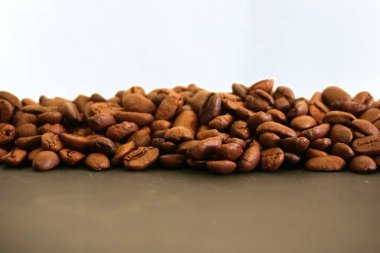 kahve çekirdekleri masada.