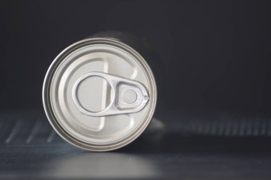 Beyaz arka planda alüminyum kutu. Masada bulanık konserve