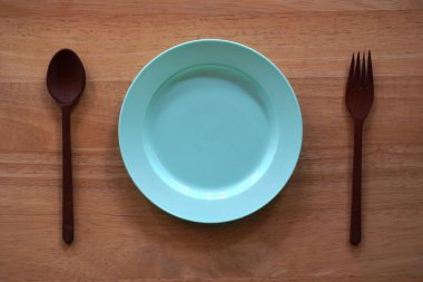 Masada çatal ve kaşıkla boş tabak.