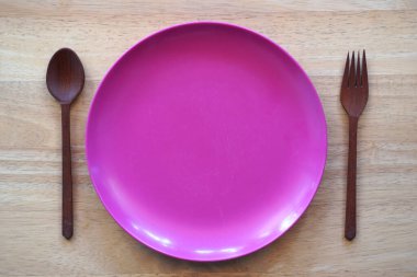 Masada çatal ve kaşıkla boş tabak.