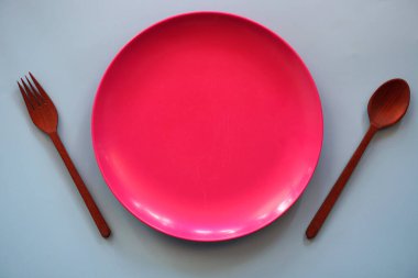 Masada çatal ve kaşıkla boş tabak.