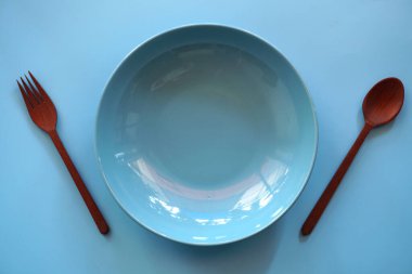 Masada çatal ve kaşıkla boş tabak.