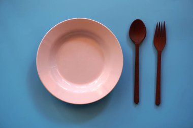 Masada çatal ve kaşıkla boş tabak.