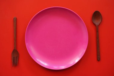 Masada çatal ve kaşıkla boş tabak.