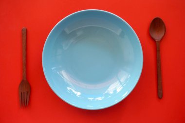 Masada çatal ve kaşıkla boş tabak.