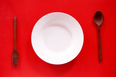 Masada çatal ve kaşıkla boş tabak.