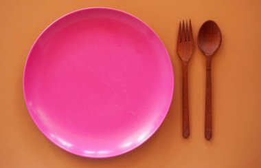 Masada çatal ve kaşıkla boş tabak.