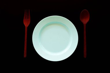 Masada çatal ve kaşıkla boş tabak.