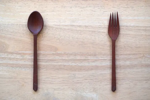 桌子上的木勺和叉子 — 图库照片