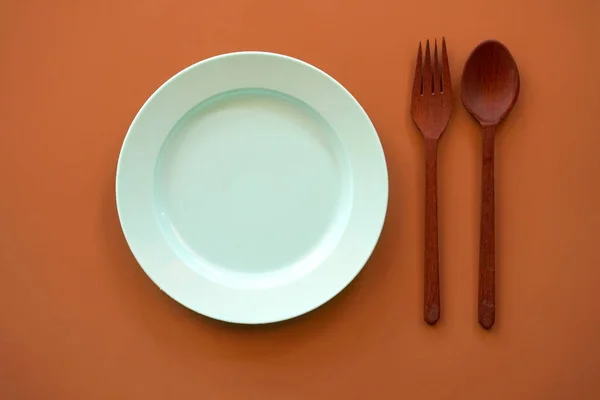 餐桌上有勺子和叉子的空盘子 — 图库照片