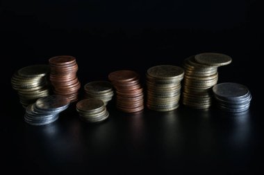 Siyah arkaplan kavramı üzerine para yığınları para tasarrufu