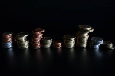 Siyah arkaplan kavramı üzerine para yığınları para tasarrufu