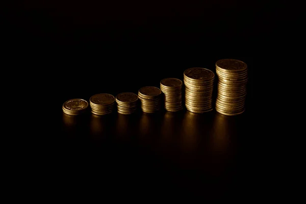 Stapel Von Münzen Auf Schwarzem Hintergrund Konzept Sparen Geld — Stockfoto