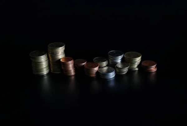 Στοίβες Νομισμάτων Μαύρο Φόντο Έννοια Εξοικονομήσετε Χρήματα — Φωτογραφία Αρχείου