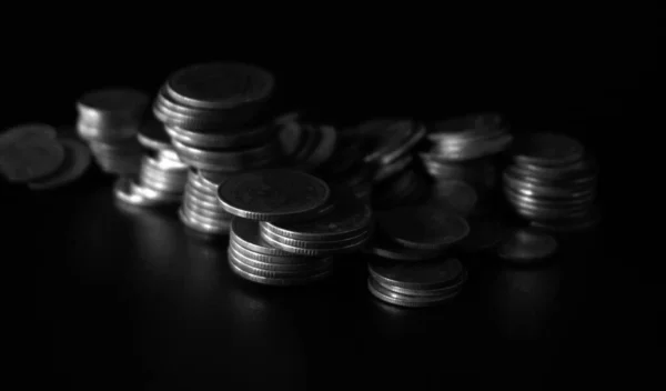 Stapel Von Münzen Auf Schwarzem Hintergrund Konzept Sparen Geld — Stockfoto