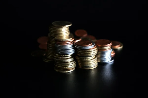 Стопки Монет Черном Фоне Концепции Сэкономить Деньги — стоковое фото
