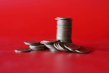Kırmızı arkaplan kavramına bozuk para yığın para tasarrufu