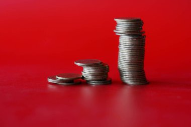Kırmızı arkaplan kavramına bozuk para yığın para tasarrufu