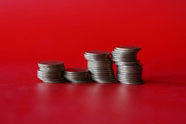 Kırmızı arkaplan kavramına bozuk para yığın para tasarrufu