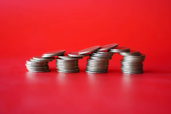 Kırmızı arkaplan kavramına bozuk para yığın para tasarrufu
