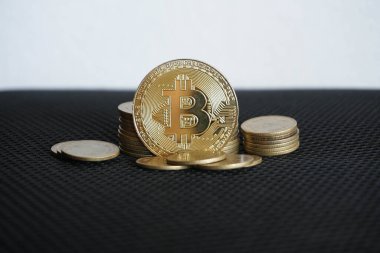 Seçici odaklı siyah arkaplan üzerine bitcoin