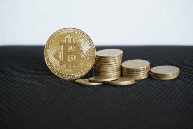 Seçici odaklı siyah arkaplan üzerine bitcoin