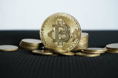 Seçici odaklı siyah arkaplan üzerine bitcoin
