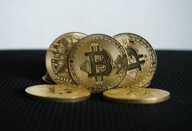 Seçici odaklı siyah arkaplan üzerine bitcoin
