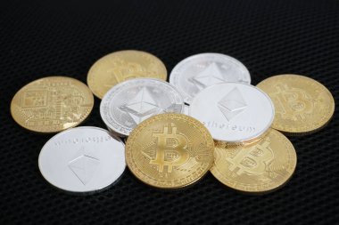 Seçici odaklı siyah arkaplan üzerine bitcoin