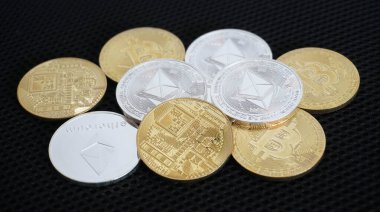 Seçici odaklı siyah arkaplan üzerine bitcoin
