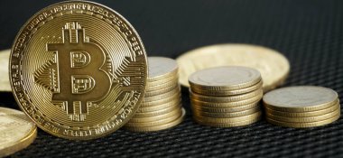 Seçici odaklı siyah arkaplan üzerine bitcoin