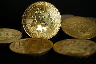 Seçici odaklı siyah arkaplan üzerine bitcoin