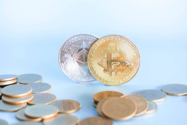 Mavi arkaplanda kopyalama alanı olan altın bitcoin dijital para