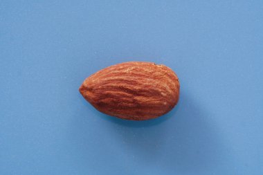 Mavi zemin üzerine badem