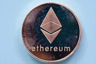 Mavi arkaplanda kopyalama alanı olan altın bitcoin dijital para