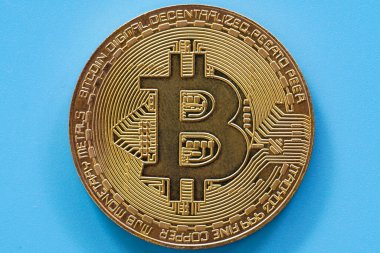 Mavi arkaplanda kopyalama alanı olan altın bitcoin dijital para