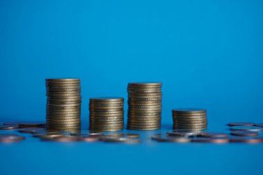 Altın yığını para mavi arkaplanda